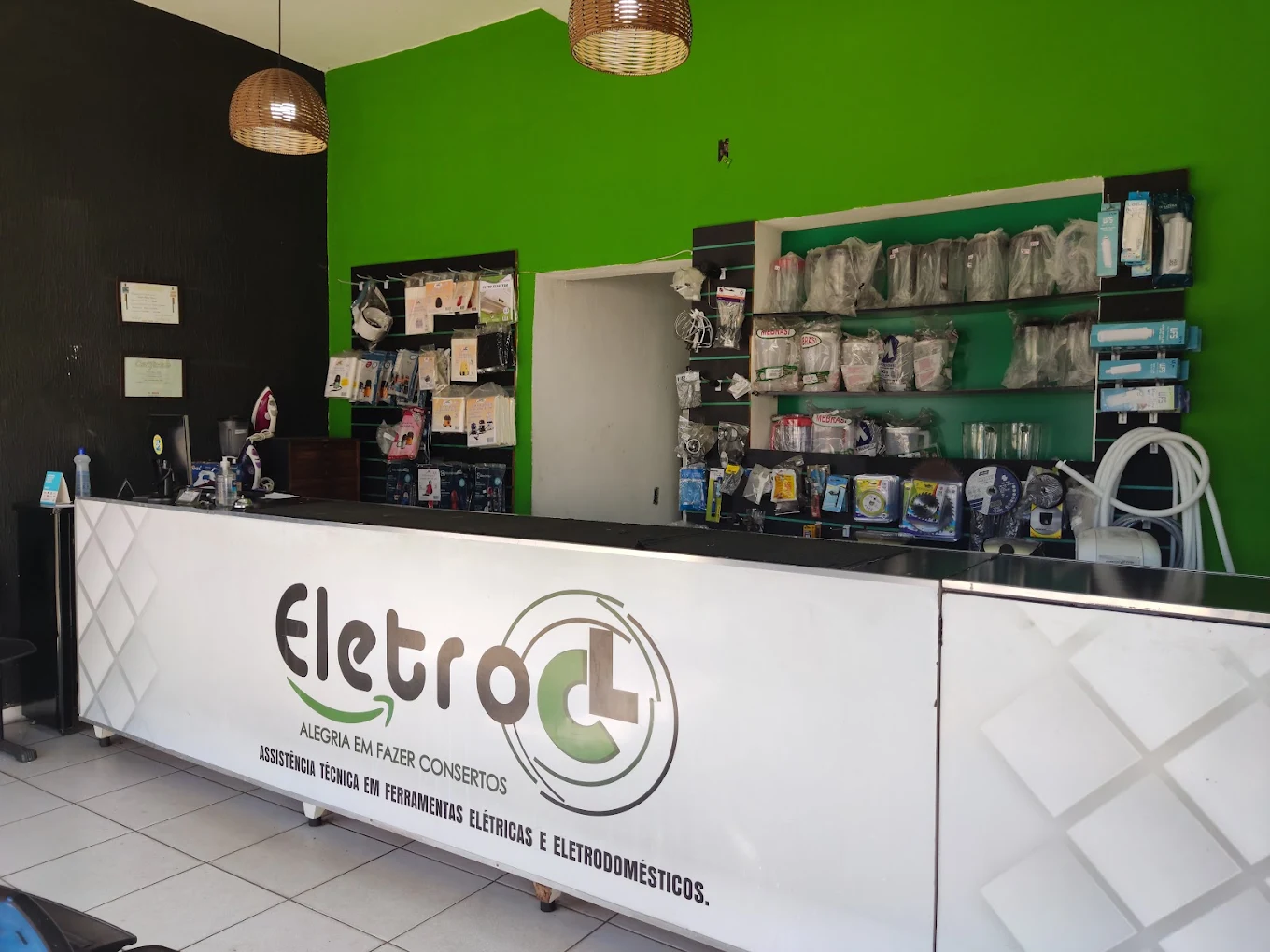 Interior e balcão de atendimento